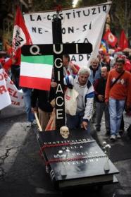Miles de manifestantes en roma convocados por el sindicato de la metalurgia