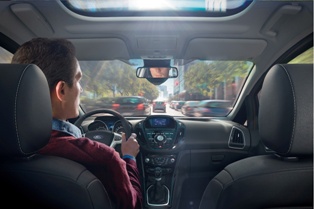 La mitad de los conductores europeos lee mensajes de texto al volante