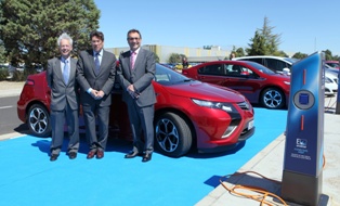 Opel entrega a endesa la primera unidad del ampera en españa