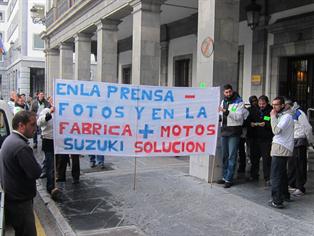 Trabajadores de suzuki piden "soluciones" frente a la consejería de economía