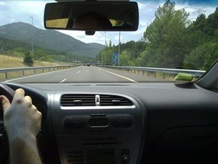 Los españoles conducen una media de 12.000 kilómetros y 300 horas anuales 