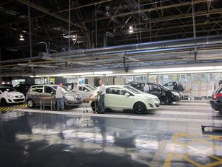 Opel plantea congelar salarios y recortar al 50% la paga extra en figueruelas