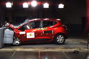 Renault clio y fiat 500l, las pólizas más baratas de los coches más seguros