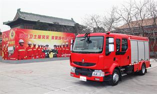 Renault trucks entrega dos camiones de bomberos para la ciudad prohibida de pekín
