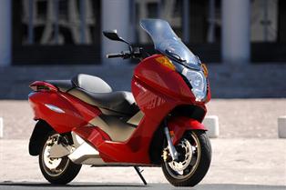 Las ventas de motos eléctricas multiplican por ocho las de coches