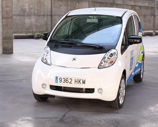 Peugeot cede una unidad del eléctrico iOn a la EMT de Madrid