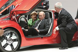 Merkel y Putin conocen de primera mano la apuesta de Volkswagen por Rusia