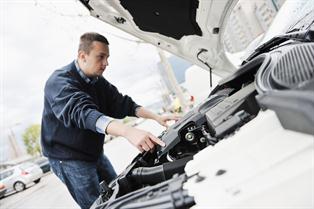 Realizar el mantenimiento básico del coche permite ahorrar 300 euros anuales