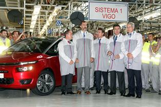 El Príncipe visita la planta de PSA Peugeot Citroën en Vigo