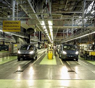PSA Vigo reanuda la producción de furgonetas tras una semana de parada