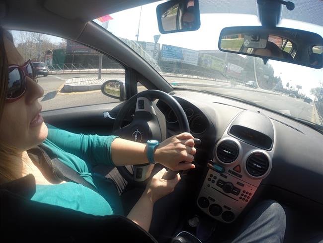 Uno de cada cuatro jóvenes conductores europeos se ha hecho un 'selfie' al volante