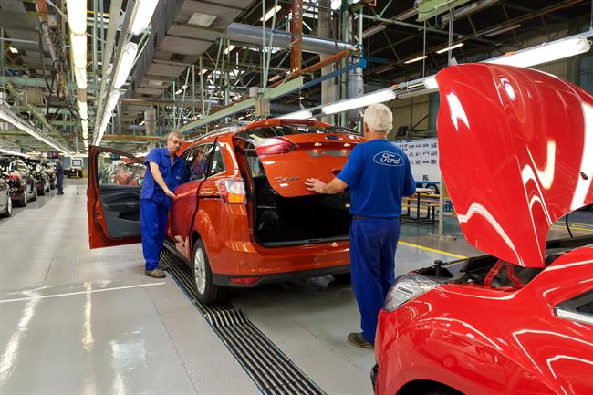 El superávit comercial de la industria del automóvil cae un 48,9% en el primer semestre