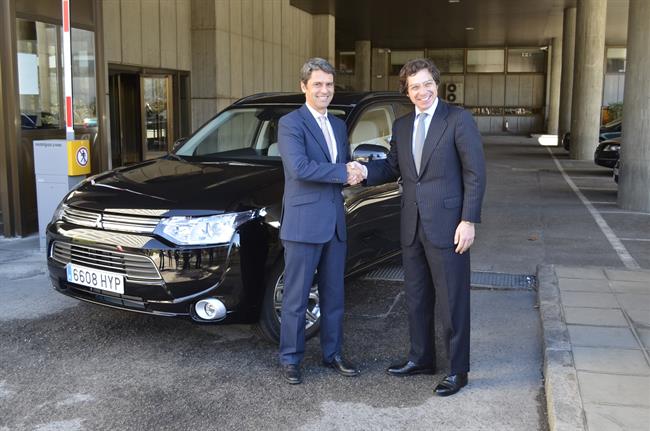 Mitsubishi entrega un Outlander híbrido enchufable a Industria