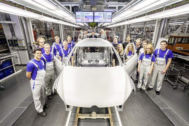 Un equipo de aprendices de Volkswagen crea un Golf GTI desde el chasis