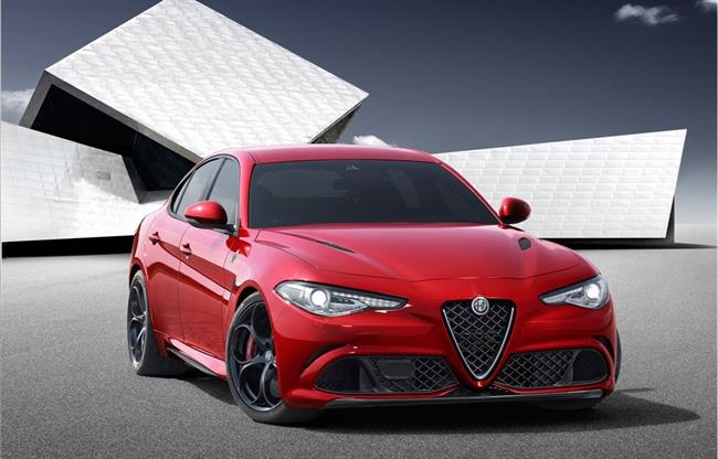 Alfa Romeo desvela el Giulia, que estrena el nuevo logotipo corporativo