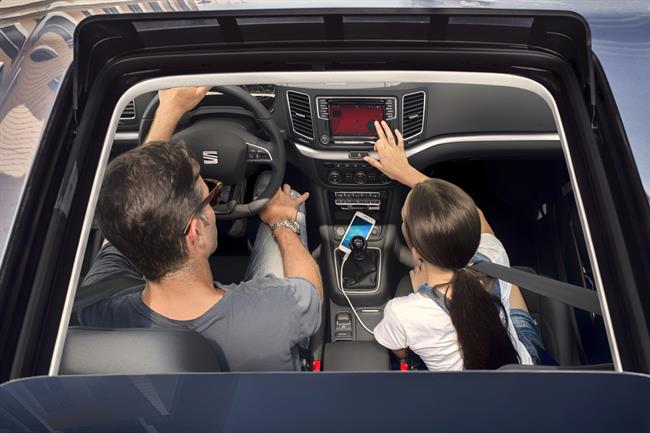 Seat y Accenture crean una 'app' que avisa del estado del coche y lo conecta con el hogar