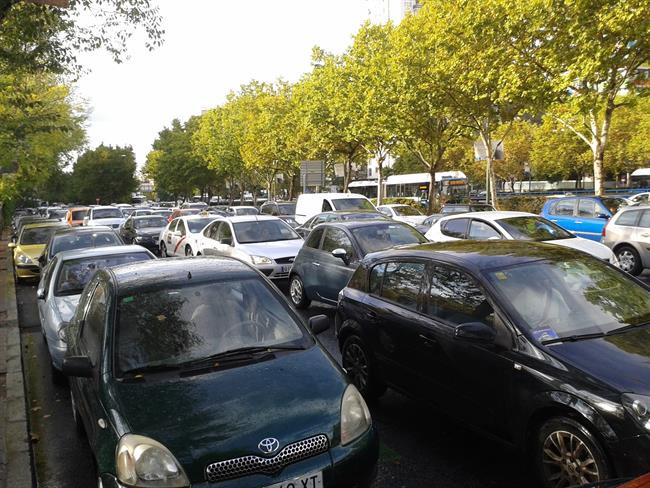 La DGT podría valorar un permiso de conducir restringido que no exija aparcar en el examen práctico
