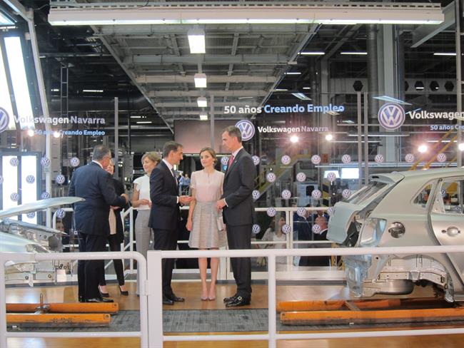 El Rey ensalza la "importantísima" aportación de Volkswagen Navarra al empleo