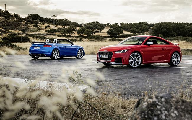 Audi introduce en España los nuevos TT RS Coupé y Roadster