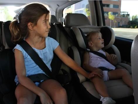 DGT, empresas y sociedad civil se unen por la seguridad infantil en el vehículo