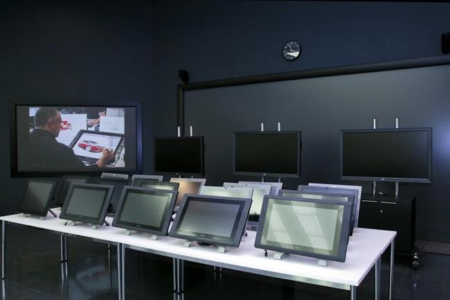 Seat dona material tecnológico para uso didáctico