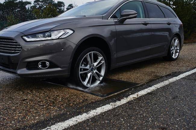 Ford desarrolla una tecnología que envía alertas de baches al panel de mandos