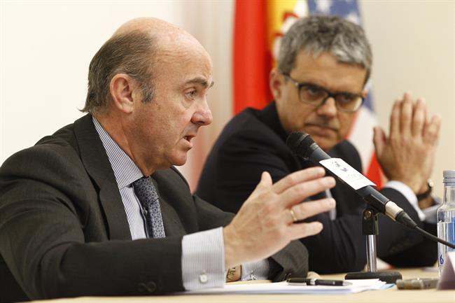 Guindos ve "sin duda" garantizado el empleo de PSA-Opel si se mantiene la productividad