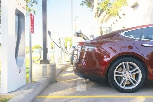 España necesita 300.000 vehículos eléctricos y 11.000 electrogasolineras para 2020