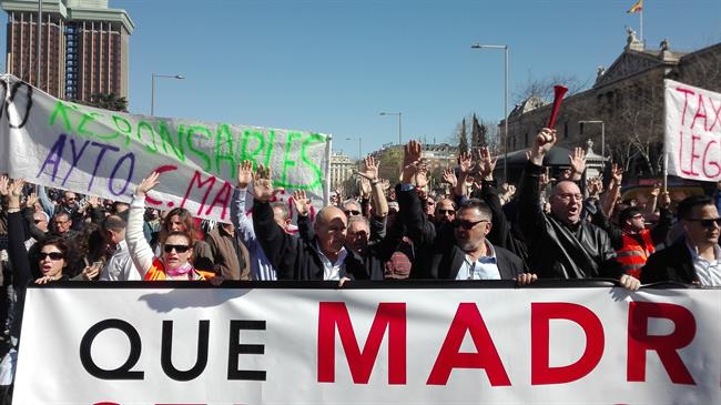Taxistas toman el centro de Madrid para clamar contra Uber y Cabify