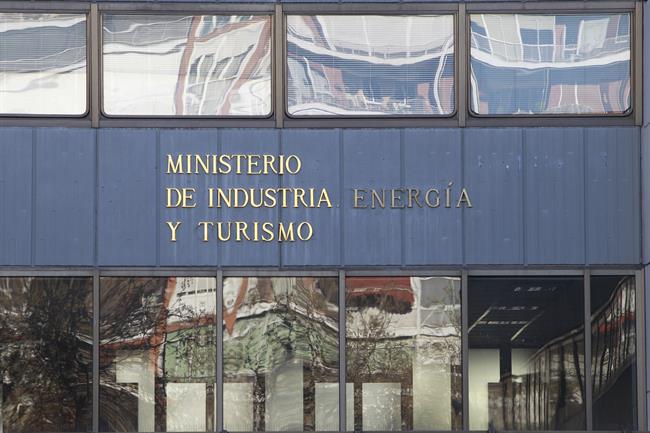 Los vehículos analizados por Industria superan los límites de emisiones en conducción real