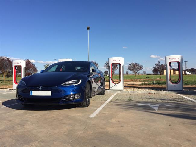Tesla abre la décima estación de supercargadores en España
