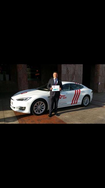 JoinUp presenta el primer taxi eléctrico modelo Tesla que da servicio en España