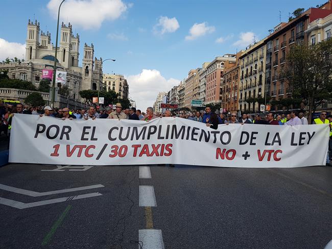 Los taxistas de Madrid pararán doce horas en la jornada de huelga contra Uber y Cafity