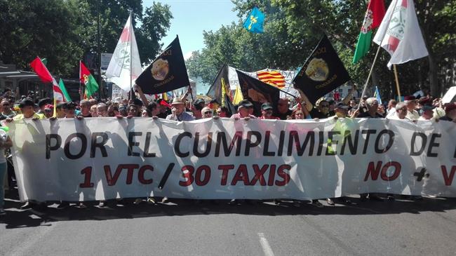 Varias plataformas del taxi amenazan con un paro indefinido si no se adoptan medidas para controlar las VTC