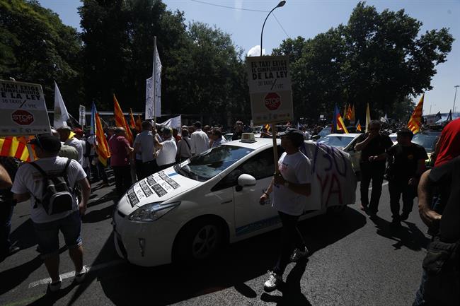 (Ampl.) Varias plataformas del taxi amenazan con un paro indefinido si no se controlan las VTC