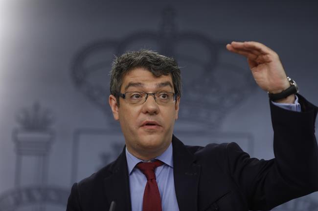 (Ampl.) El Gobierno aprueba un plan de ayuda de 500 euros para la compra de turismos con energías alternativas