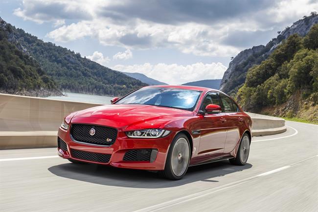 Jaguar incorpora un nuevo motor de gasolina de 300 caballos a sus modelos XE, XF y F-Pace