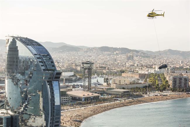 Seat exhibe el nuevo Arona sobrevolando Barcelona colgado de un helicóptero