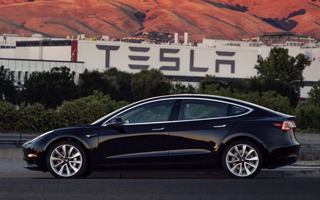 Elon Musk deja ver la primera unidad salida de fábrica del Tesla Model 3