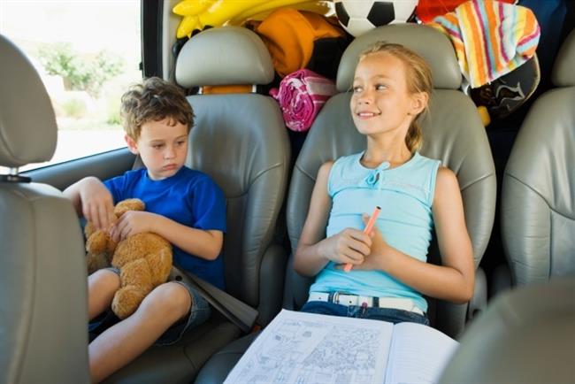 El 52% de los niños utiliza el móvil o la tablet en los viajes largos en coche