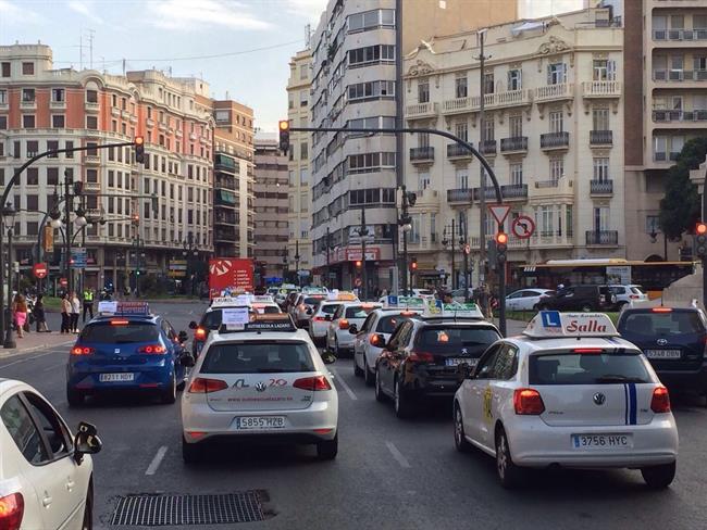Asociaciones de víctimas piden que Gobierno y examinadores de tráfico "se sienten a negociar"
