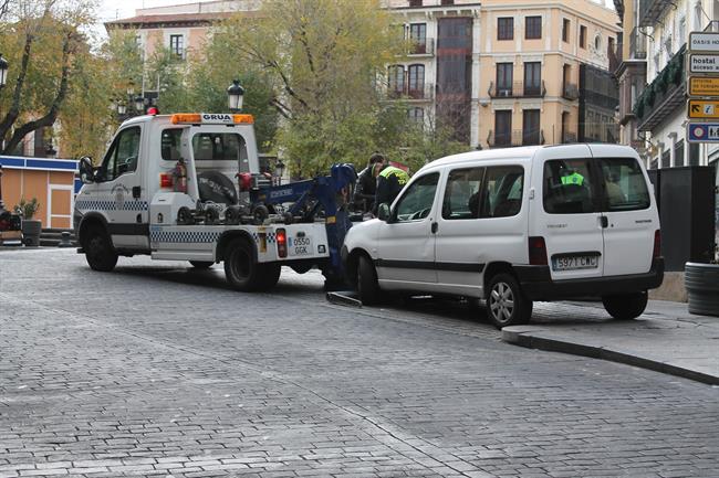 Aparcar mal y exceder la velocidad suponen la mitad de las multas en verano, según Mapfre