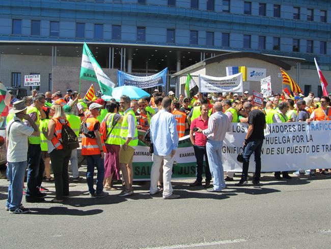La DGT se reunirá este martes con los examinadores para analizar la huelga indefinida