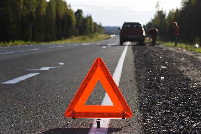 Apartar el coche o ponerse el chaleco reflectante, recomendaciones en caso de avería o accidente