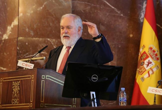 Arias Cañete aboga por un sistema de crédito para impulsar el desarrollo de vehículos 'limpios'