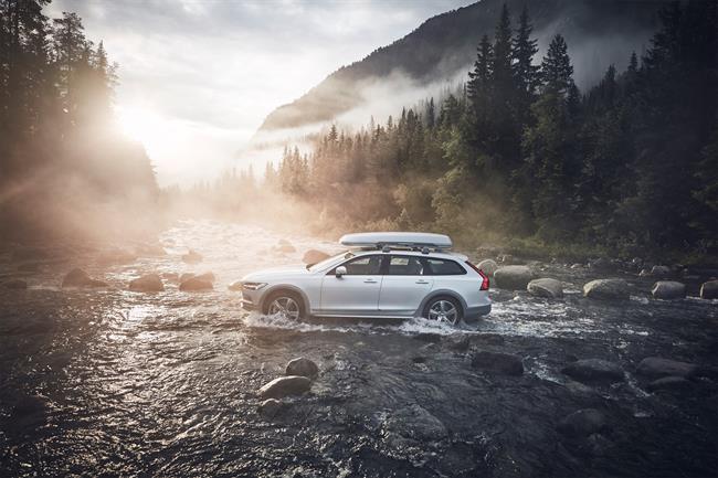 Volvo lanza una edición limitada del V90 Cross Country para contribuir a mantener los océanos limpios