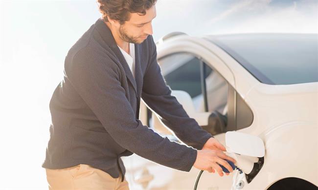 La AIE prevé que el coche eléctrico apenas reducirá un 1% la contaminación en 2040