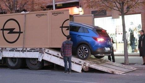 Entregado en Madrid el primer Opel Grandland X vendido a través de Amazon