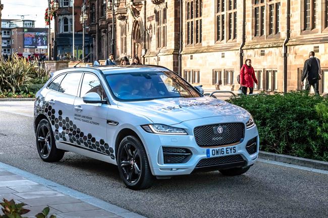 Jaguar prueba en carreteras urbanas sus vehículos autónomos