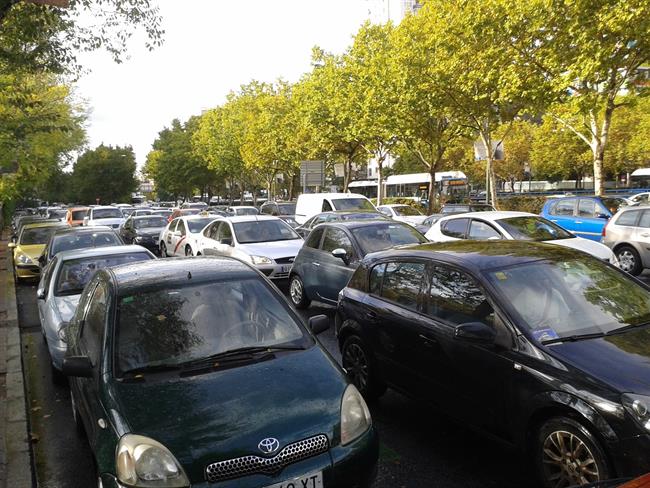 El automóvil pide a Carmena más transporte alternativo antes de legislar contra el coche privado